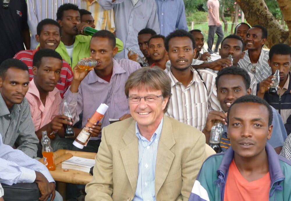 Prof. Dr. Michael Frings among students in Ethiopia.