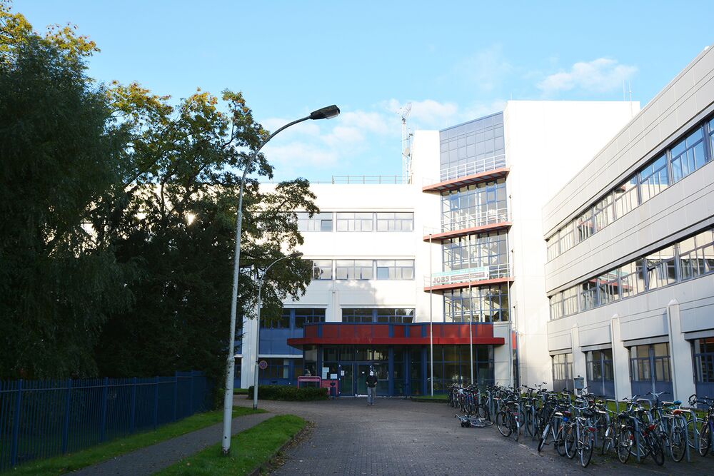 Einfahrt in Richtung Hauptgebäude des Campus Eupener Straße