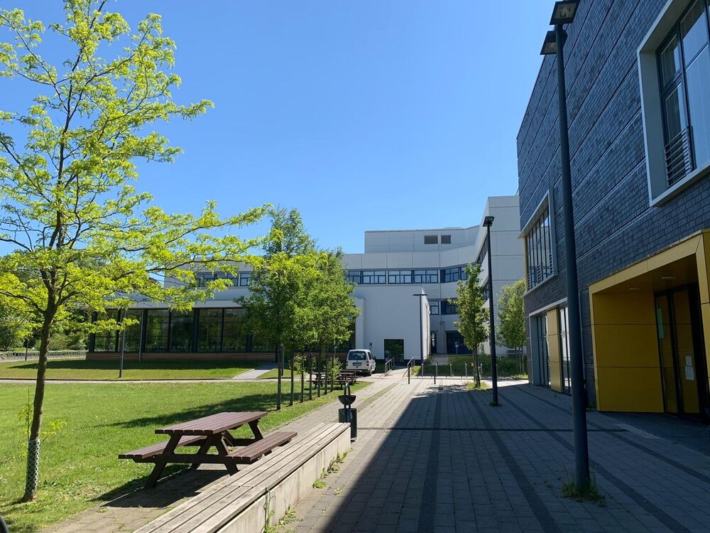 Gebäude D in Blickrichtung zur Bibliothek auf dem Campus Eupener Straße