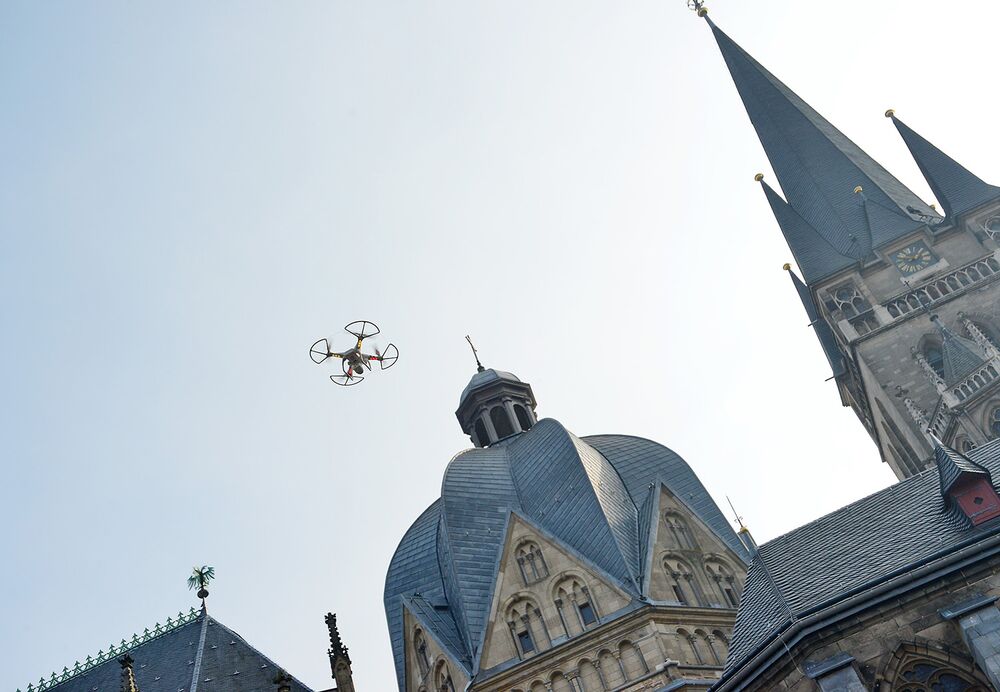 Drohne über dem Aachener Dom